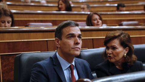 El presidente del Gobierno, Pedro Sánchez, junto a la vicepresidenta, Carmen Calvo, al inicio este miércoles del pleno del Congreso, donde realiza su última comparecencia antes de convocar elecciones.