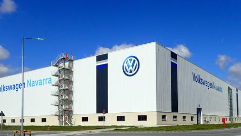 Volkswagen Navarra ha estrenado una nave de Chapistería tras una inversión de 117,2 millones de euros. En 32.000 metros cuadrados, contiene 366 robots y alberga el primer paso del proceso productivo del nuevo Volkswagen Polo: la fabricación del bastidor del vehículo.