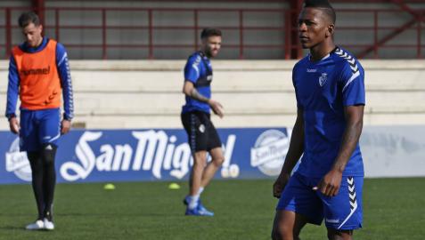 Pervis Estupiñán, con gesto reflexivo en la sesión de entrenamiento de este miércoles. Pervis Estupiñán, con gesto reflexivo en la sesión de entrenamiento de este miércoles.