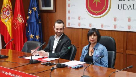 Jorge Crespo y Magdalena Hernández, en el Ayuntamiento de Estella.