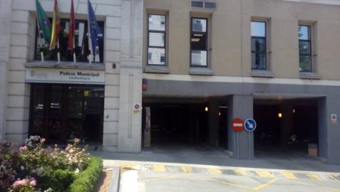 Multado por entrar ebrio con su coche al garaje de la Policía Municipal