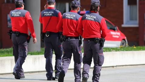 Agentes de la Policía Foral, en una calle de Pamplona.