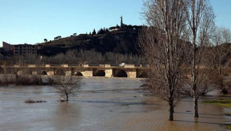 Imagen del río Ebro a su paso ayer por Tudela.