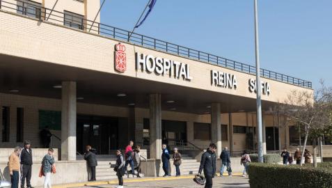 Numerosas personas, en el acceso principal al hospital Reina Sofía de Tudela.