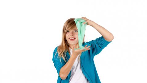 Fotografía de niña con slime. Fotografía de niña con slime.