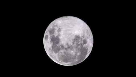 Imágenes de la Luna Rosa de Abril 2020 vista desde diversas partes del mundo: Madrid, Buenos Aires, Moscú o las Vegas