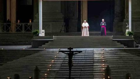 El papa preside un Vía Crucis en una Plaza vaticana completamente vacía