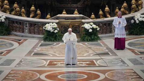 El Papa arremete contra el