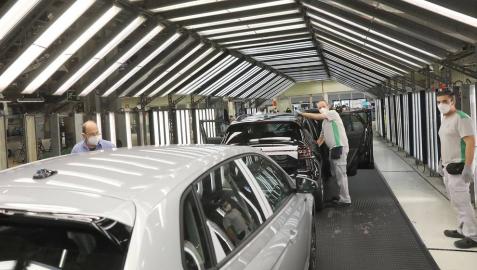 Tras seis semanas de parón, la producción de coches retornó este 27 de abril a Landaben.