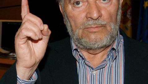 Julio Anguita, ingresado en el hospital de Salamanca por dolencias cardíacas
