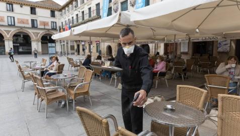 Rubén Torres desinfecta un velador del Quei Plaza.