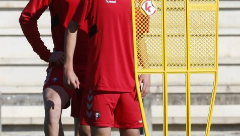 Aimar Oroz (en primer plano) e Iván Martínez 'Barbero', en la sesión de este viernes.