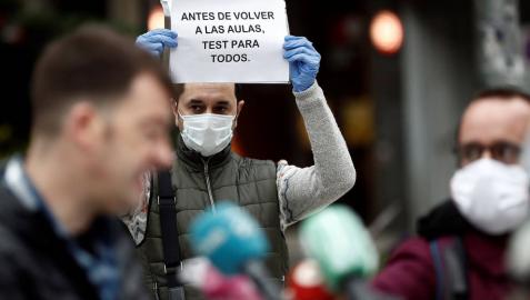 Sindicatos de la enseñanza se concentran en contra del regreso a las aulas este curso