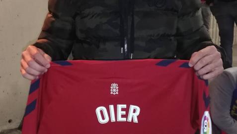 Berenguer visita El Sadar y se lleva la camiseta de Oier
