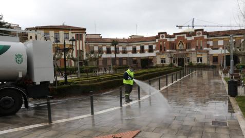 Un operario realiza labores de limpieza en el exterior de la Casa de la Misericordia de Pamplona.