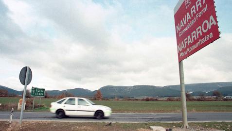 Todos los carteles viarios de entrada en Navarra se rotularán en castellano y euskera
