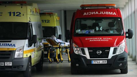 Una paciente, entre dos ambulancias, en el exterior del CHN. Una paciente, entre dos ambulancias, en el exterior del CHN.
