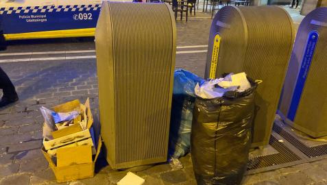 Denunciados seis locales por dejar basura fuera de los contenedores Denunciados seis locales por dejar basura fuera de los contenedores