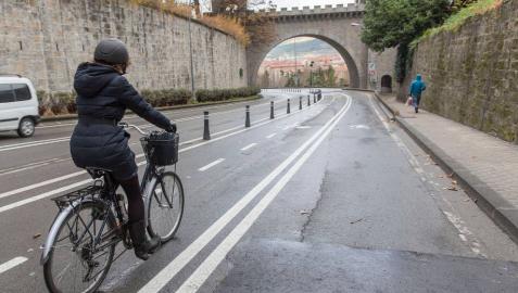 Una mujer circula hacia la Rochapea por el Portal Nuevo, en un carril que el Ayuntamiento habilitó para bicicletas. Una mujer circula hacia la Rochapea por el Portal Nuevo, en un carril que el Ayuntamiento habilitó para bicicletas.