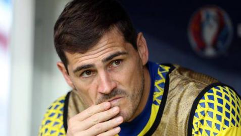 Iker Casillas, en el banquilo ante Italia.