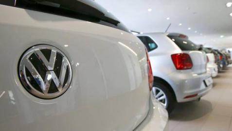 Varios Golf en un concesionario de Volkswagen.