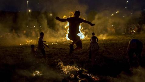 Hogueras de San Juan en Navarra Los navarros celebraron la noche del 23 al 24 de junio, la considerada más corta del año, la tradicional fiesta con las hogueras.