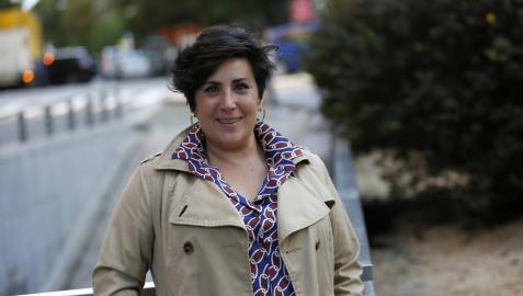 María Solana posa en la plaza del Vínculo, junto a la sede de Geroa Bai.