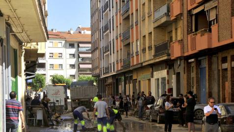Tafalla trata de recuperar la normalidad mientras limpia decenas de calles y locales