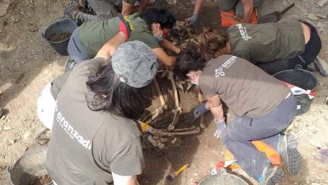 Exhumados los restos de dos maquis en Castillonuevo