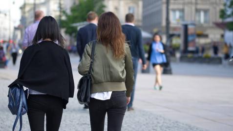 Imagen de dos chicas jóvenes caminando por la calle Imagen de dos chicas jóvenes caminando por la calle