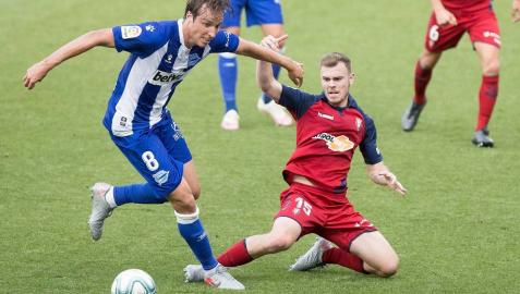 El lateral zurdo Toni Lato se lanza al suelo para tratar de robarle el balón al local Tomás Pina.