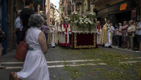 El alcalde de Pamplona, Enrique Maya, acudió a la tradicional procesión por las calles de la capital navarra.