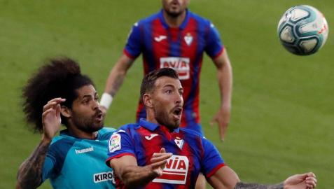 Aridane, que estuvo perfecto, intenta fijar a Sergi Enrich.