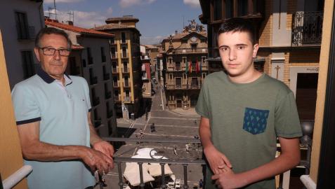 José Ignacio Zabalza Casla junto a su nieto Asier Zabalza Mendive, asomados al balcón de la calle Calceteros, con vistas a la Plaza Consistorial.