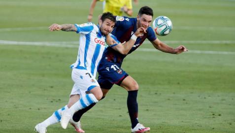 Portu y Vukcevic pelean por el balón en el partido de este lunes.