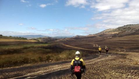 Bomberos, tras el control del incendio de Lerín.
