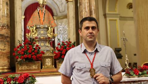 Enrique Bretos Nuin, de la corte de San Fermín, en la capilla de San Lorenzo donde está el santo (al fondo). Enrique Bretos Nuin, de la corte de San Fermín, en la capilla de San Lorenzo donde está el santo (al fondo).