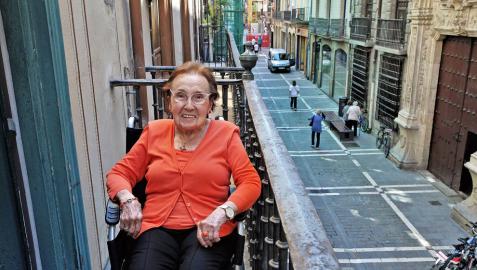 Charo Solchaga en su balcón de la calle Mayor desde donde cada año ve pasar la procesión de San Fermín junto a toda su familia. Charo Solchaga en su balcón de la calle Mayor desde donde cada año ve pasar la procesión de San Fermín junto a toda su familia.