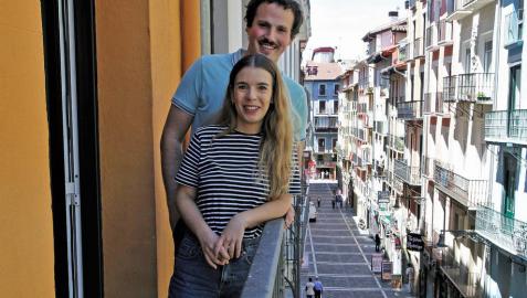 Izaskun Huarte Lacunza y su novio Miguel Olóriz Iriarte, en el balcón de su casa en la calle Estafeta. Izaskun Huarte Lacunza y su novio Miguel Olóriz Iriarte, en el balcón de su casa en la calle Estafeta.