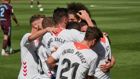 Los jugadores de Osasuna celebran el gol de Enric Gallego.