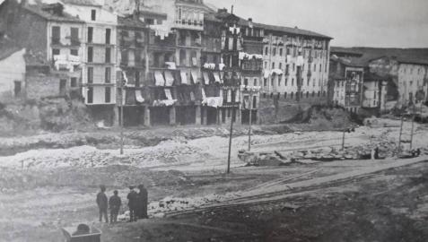 La muralla ya derribada, en 1921. A la izquierda, el sitio donde se colocó la primera piedra.