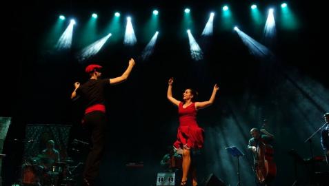 Dantzaris del grupo Lauarin dantzariak junto con Mielotxín Folk Taldea Dantzaris del grupo Lauarin dantzariak junto con Mielotxín Folk Taldea