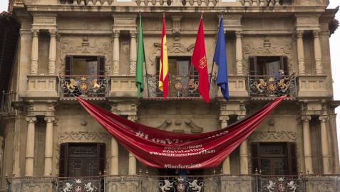 El Ayuntamiento retira el gran pañuelo rojo de su fachada El Ayuntamiento retira el gran pañuelo rojo de su fachada