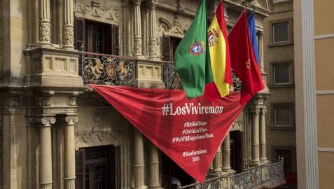 El Ayuntamiento de Pamplona despliega un gran pañuelo en la Casa Consistorial El Ayuntamiento de Pamplona despliega un gran pañuelo en la Casa Consistorial