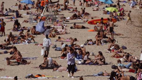 Cierran cinco playas de Barcelona por aglomeración de bañistas