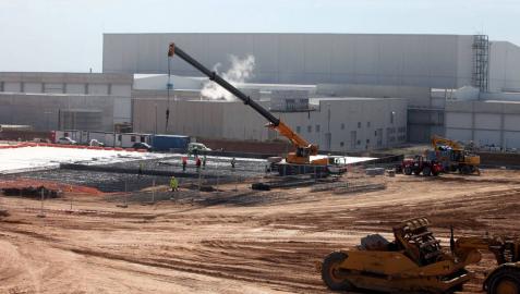 Operarios y maquinaria trabajan en la ampliación de Congelados de Navarra en el polígono industrial de Fustiñana.