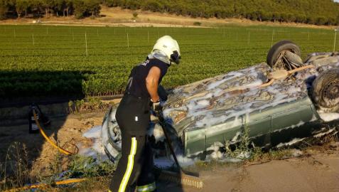 Un bombero, en el lugar del accidente en Falces.