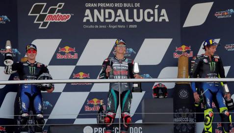 Fabio Quartararo junto a Maverick Viñales y Valentino Rossi, primero, segundo y tercero, respectivamente, podio de MotoGP del G.P. de Andalucía