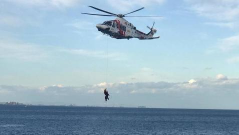 Un helicóptero de Salvamento rescata a una persona encaramada a una roca en Rodalquilar