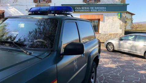 La Guardia Civil, frente a la sucursal de Larraintzar donde se ha producido el atraco.